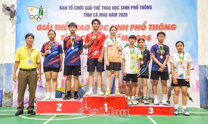  Tiến sĩ Đặng Trí Thủ (bìa trái), Phó Giám đốc Sở GD&amp;ĐT trao huy chương môn cầu lông cho các vận động viên đạt thành tích xuất sắc, trong đó em Lê Hiếu Nhân và em Tiêu Nhã Kỳ (bục giữa), Trường THPT Hồ Thị Kỷ xuất sắc giành Huy chương Vàng.