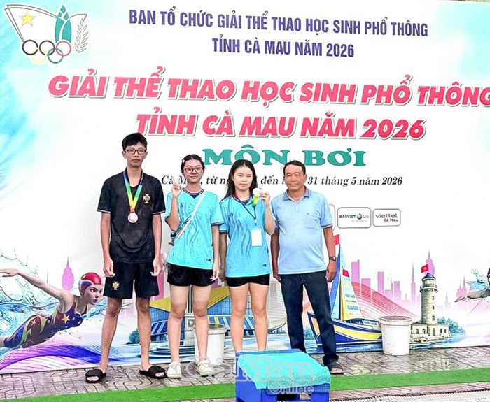  Em Lý Gia Hân (thứ 2 từ trái sang), Trường THPT Cà Mau đoạt 2 Huy chương Vàng môn bơi lội tại Giải thể thao học sinh phổ thông tỉnh Cà Mau năm 2026.