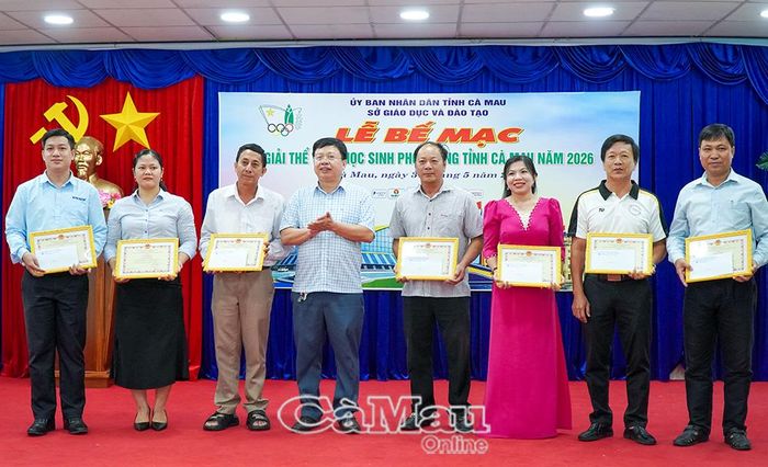 Ông Nguyễn Văn Nguyên (thứ 4 từ trái sang), Giám đốc Sở GD&amp;ĐT trao giấy khen cho các cá nhân có thành tích xuất sắc trong công tác tổ chức giải.