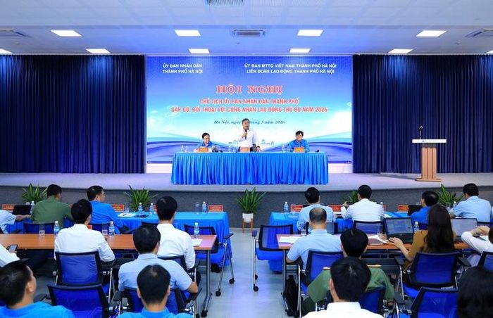 Chủ tịch Ủy ban nhân dân thành phố Hà Nội gặp gỡ, đối thoại với công nhân lao động Thủ đô. Ảnh: Phạm Linh
