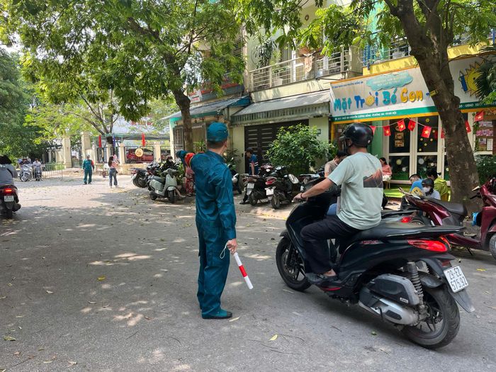 Các lực lượng điện lực, y tế, công an và chính quyền địa phương được bố trí ứng trực, bảo đảm ổn định, an toàn trong suốt thời gian diễn ra kỳ thi. Ảnh: Minh Thúy