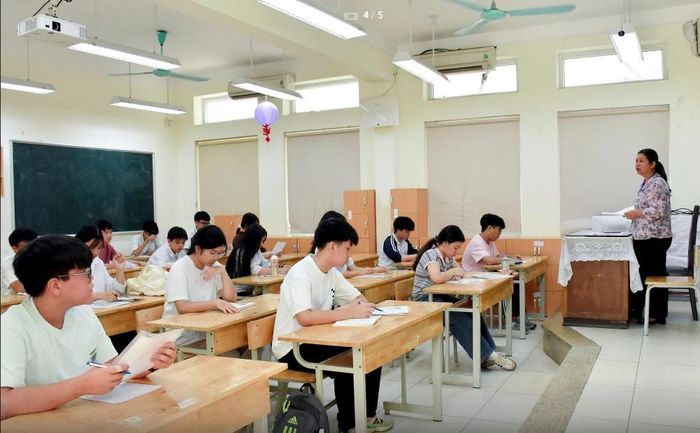 Thí sinh làm bài thi tại điểm thi Trường THCS Nguyễn Du (phường Hoàn Kiếm). Ảnh: Phạm Thảo/Sở VHTT Hà Nội