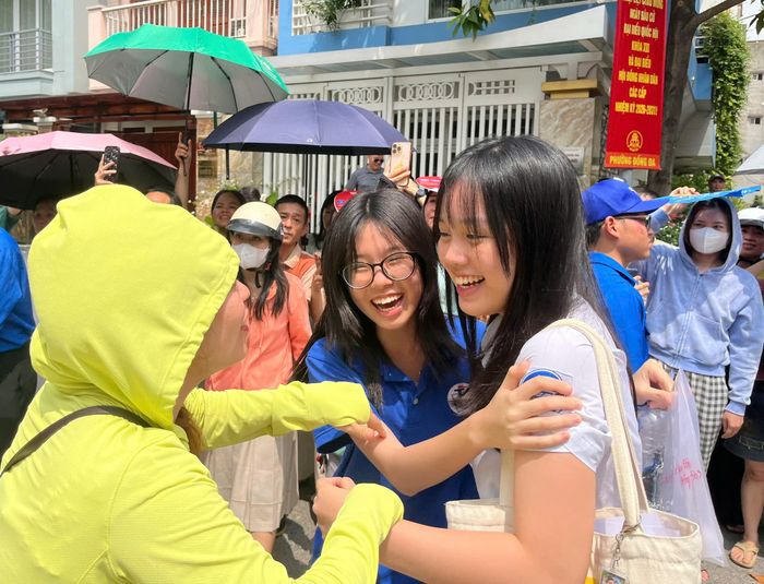 Học sinh phấn khởi sau khi hoàn thành bài thi. Ảnh: Minh Thúy