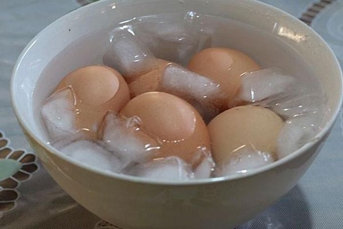 Nếu có đá lạnh, bạn có thể ngâm trứng từ 5-10 phút để đạt hiệu quả tốt hơn.