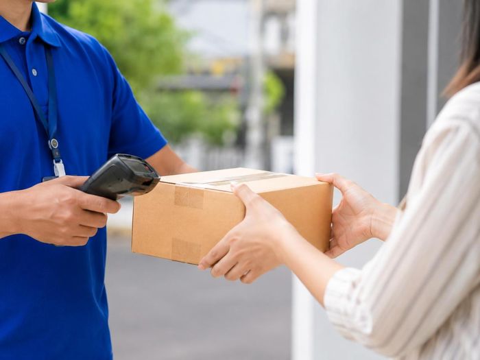 Người gửi hàng qua bưu chính có thể phải xác thực thông tin. Ảnh minh họa