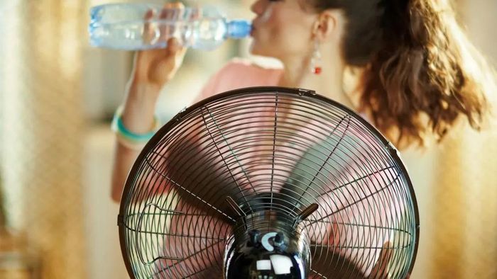 Sống trong môi trường nóng bức liên tục cũng dễ khiến cơ thể mệt mỏi, khó ngủ