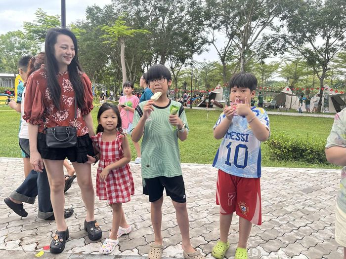 Trẻ em hào hứng tham gia các hoạt động trải nghiệm tại Ngày hội “Phú Mỹ Hưng hướng về trẻ em” lần thứ 15 với chủ đề “Lễ hội mùa hè - Chơi để học”.
