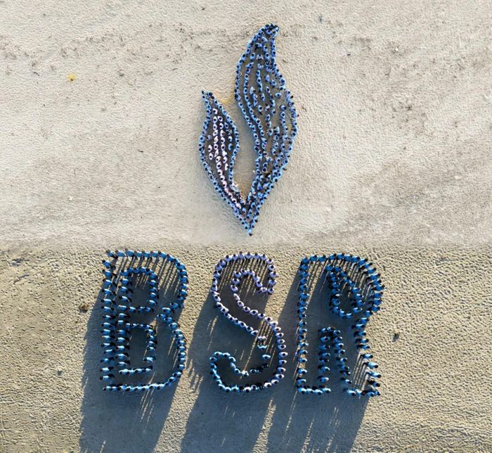 Người lao động BSR xếp logo BSR và ngọn lửa biểu tượng Petrovietnam.