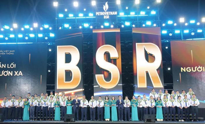 Lãnh đạo BSR tôn vinh, trao thưởng cho những người lao động tiêu biểu của Tổng Công ty
