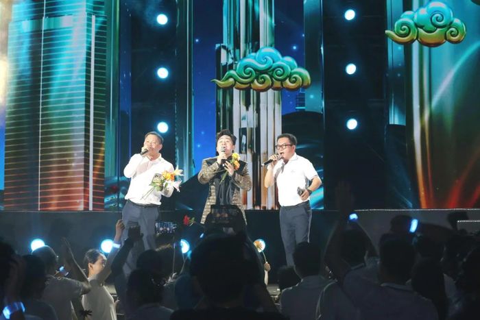 Ca sĩ Tùng Dương hát cùng 2 lãnh đạo cao nhất BSR: Chủ tịch Bùi Ngọc Dương (trái) và Tổng giám đốc Nguyễn Việt Thắng (phải)