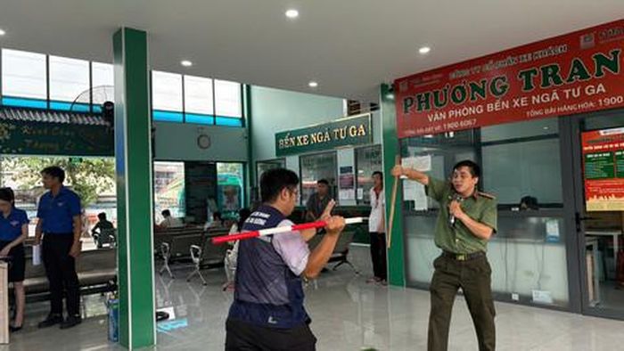 Đoàn viên thanh niên Công an TP.HCM tập huấn, huấn luyện võ thuật cho lực lượng bảo vệ tại chỗ ở các bến xe An Sương và Ngã tư Ga
