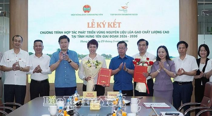 Ông Trần Quốc Toản, Phó Bí thư Thường trực Tỉnh ủy, Chủ tịch Ủy ban MTTQ Việt Nam tỉnh và các lãnh đạo tỉnh chúc mừng Hội Nông dân tỉnh và Công ty Cổ Phần Tập đoàn làm trưởng đoàn ThaiBinh Seed ký kết hợp tác về phối hợp phát triển vùng nguyên liệu lúa gạo chất lượng cao tại Hưng Yên. Ảnh nguồn Báo Hưng Yên.