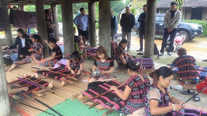 Dệt Dzèng (A Lưới), một nghề thủ công truyền thống gắn với kho tàng tri thức dân gian vô cùng phong phú