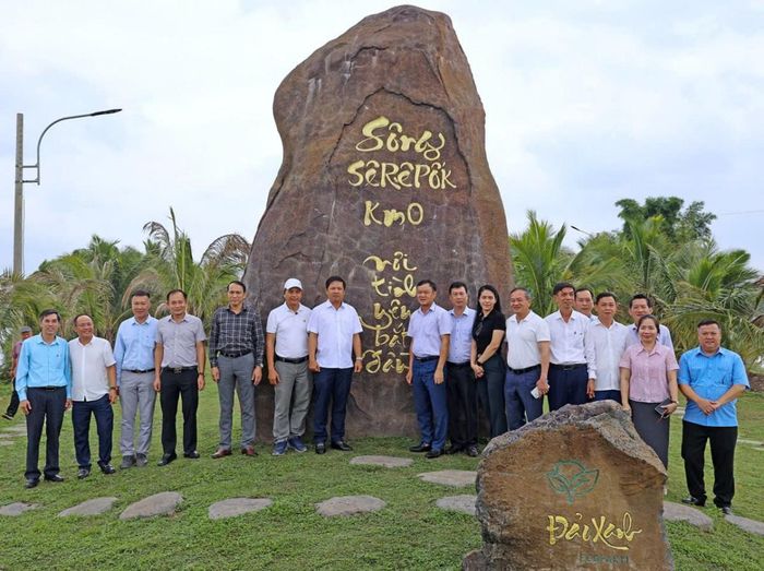  Đoàn công tác chụp ảnh lưu niệm tại Khu du lịch Đảo Xanh Ecofarm. 