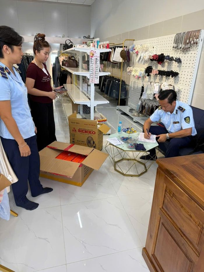  Hàng hóa có dấu hiệu giả mạo nhãn hiệu được lực lượng chức năng tạm giữ để xử lý theo quy định. Ảnh: Chi cục Quản lý thị trường TP. Đồng Nai 