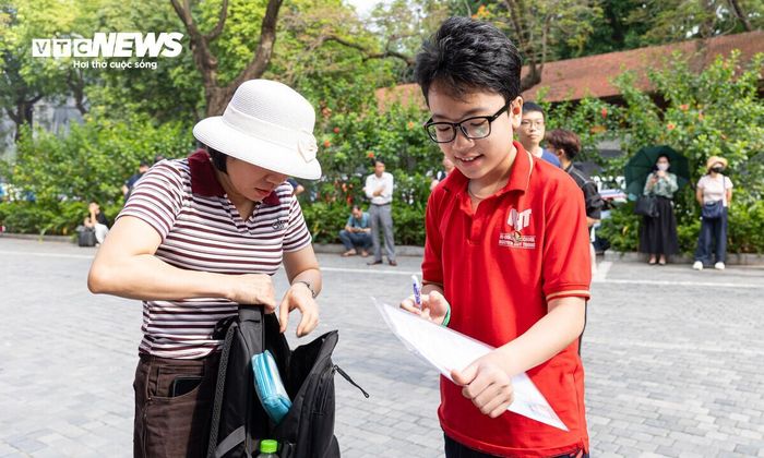Nhiều phụ huynh có sẵn phương án dự phòng để giảm bớt áp lực cho con. (Ảnh: Minh Đức).