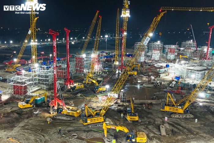 Những ngày cuối tháng 5, công trường luôn duy trì không khí thi công khẩn trương. Hàng nghìn công nhân cùng nhiều thiết bị máy móc hoạt động liên tục để đẩy nhanh tiến độ.
