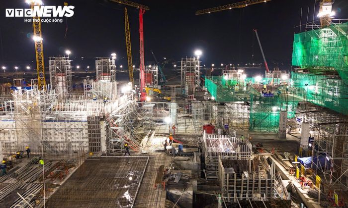 Sau hơn 5 tháng triển khai, đại công trường xây dựng sân vận động đang có nhiều thay đổi rõ nét. Toàn bộ mặt bằng khu vực sân cùng các hạng mục phụ trợ đã hoàn thành san lấp. Nhiều kết cấu công trình vươn cao, giúp hình hài của dự án dần hiện rõ.