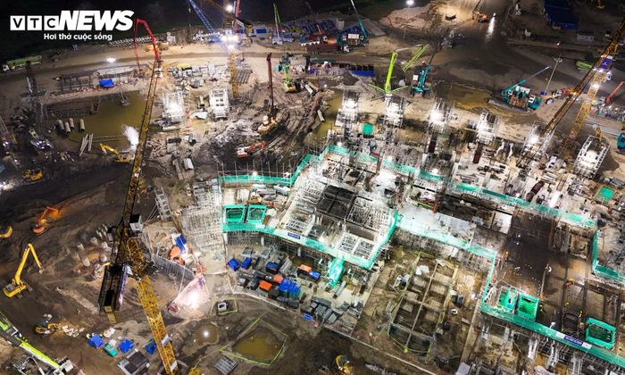 Theo kế hoạch, tháng 6, dự án sẽ bắt đầu lắp đặt kết cấu thép đỡ mái. Đây là hạng mục có yêu cầu kỹ thuật phức tạp nhất của toàn công trình. Chủ đầu tư đặt mục tiêu hoàn thành phần mái vào tháng 5/2027 trước khi toàn bộ sân vận động hoàn thành vào tháng 7 cùng năm.