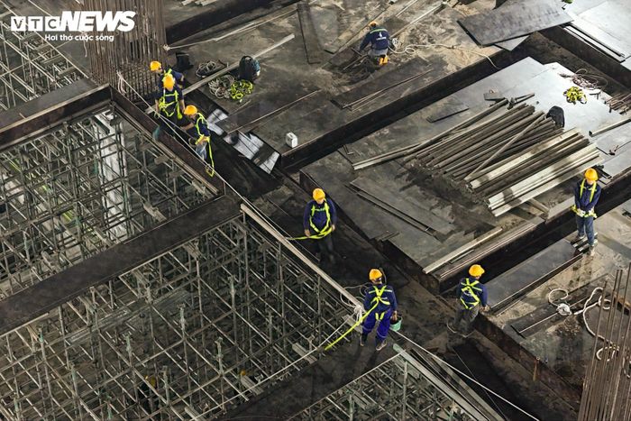Hiện dự án có hơn 5.000 công nhân làm việc thường xuyên. Trong giai đoạn cao điểm sắp tới, lực lượng lao động dự kiến tăng lên khoảng 9.000 đến 10.000 người. Các hạng mục sẽ được tổ chức thi công liên tục theo mô hình 3 ca, 4 kíp.