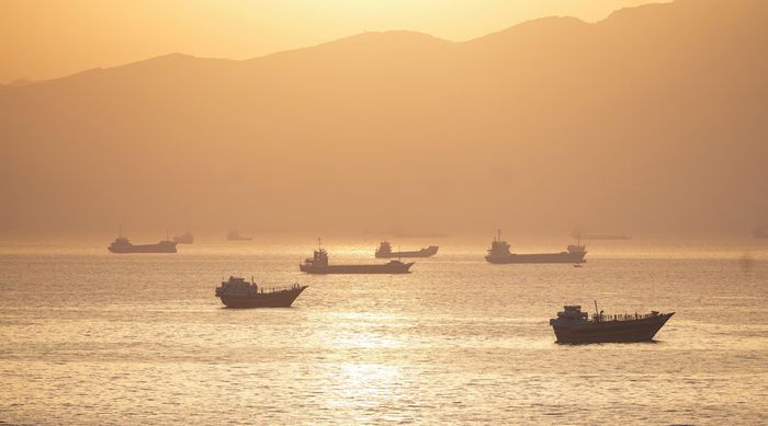 Các tàu neo đậu tại eo biển Hormuz, nhìn từ khu vực Musandam, Oman, ngày 30/5/2026. (Ảnh: Reuters)