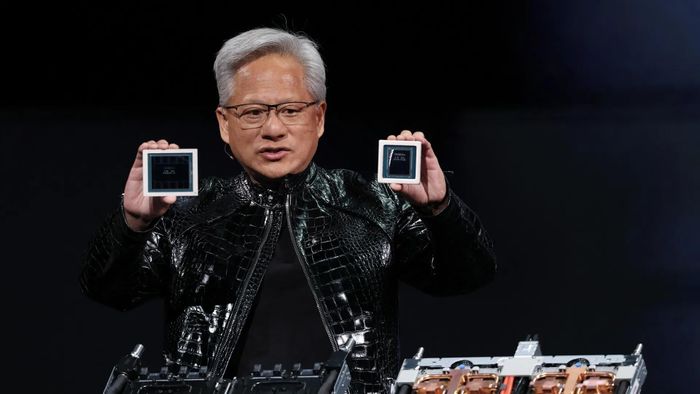 CEO của Nvidia, Jensen Huang, giơ cao những con chip mới tại một sự kiện tháng 1/2026. (Nguồn: Getty Images)
