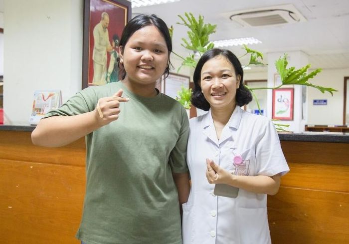Minh Thư và TS.BS. Hoàng Thị Hồng, Phó Trưởng khoa Bệnh máu trẻ em, Viện Huyết học – Truyền máu Trung ương.