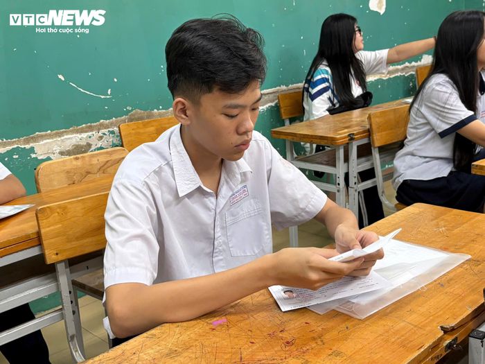 Thí sinh tại TP.HCM làm thủ tục dự thi vào lớp 10 năm 2026. 