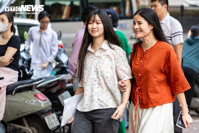 Không còn quá nhiều lo lắng như ngày thi đầu tiên, nhiều thí sinh bước vào phòng thi cuối với gương mặt rạng rỡ và tâm lý vững vàng. Sự chuẩn bị kỹ lưỡng cùng những lời động viên từ người thân đã tiếp thêm tự tin để các em hoàn thành kỳ thi quan trọng.