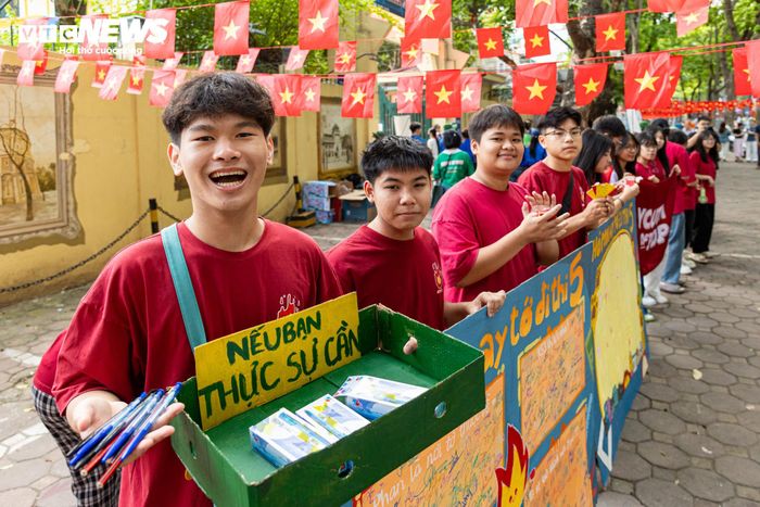 “Không chỉ mang đến những lời động viên để tiếp thêm sự tự tin cho các thí sinh, chúng em còn chuẩn bị sẵn các vật dụng cần thiết như bút viết để hỗ trợ những trường hợp quên mang theo trước giờ vào phòng thi”, một thành viên CLB Tình nguyện trẻ THPT Phan Đình Phùng chia sẻ.