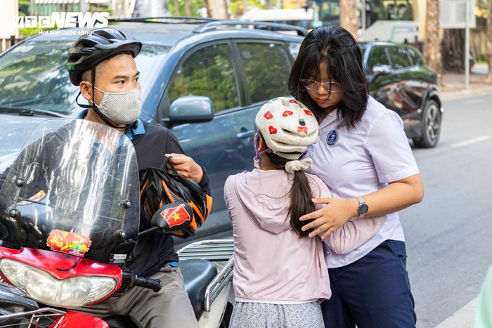 Những lời dặn dò và cái ôm động viên từ gia đình đã tiếp thêm sự tự tin, giúp các thí sinh bình tĩnh bước vào phòng thi.