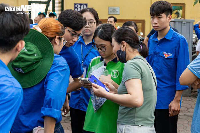 Đoàn Thanh niên phường Ba Đình còn bố trí đội xe ôm miễn phí túc trực tại điểm thi. Những chuyến xe đặc biệt này luôn sẵn sàng hỗ trợ thí sinh trong các tình huống phát sinh như quên giấy tờ, dụng cụ học tập hay cần di chuyển gấp, góp phần giúp các em kịp thời vào phòng thi với tâm thế vững vàng nhất.