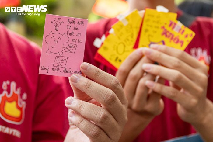 Bên cạnh công tác hỗ trợ, các tình nguyện viên còn tự tay chuẩn bị những tấm “bùa may mắn” dành tặng thí sinh. Trên đó là những lời chúc ý nghĩa, những thông điệp động viên được gửi gắm với mong muốn tiếp thêm sự tự tin và tinh thần lạc quan cho các sĩ tử trước giờ thi.