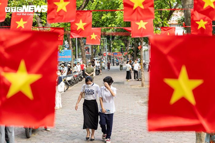 Kỳ thi tuyển sinh vào lớp 10 công lập tại Hà Nội được đánh giá là một trong những kỳ thi có mức độ cạnh tranh cao nhất cả nước. Kết quả kỳ thi không chỉ quyết định cơ hội vào trường công lập của học sinh mà còn là dấu mốc quan trọng sau bốn năm học THCS. Sau khi hoàn thành môn Toán trong sáng nay, thí sinh dự thi vào các trường chuyên sẽ tiếp tục tham gia các bài thi môn chuyên theo lịch của Sở GD&amp;ĐT Hà Nội vào ngày 1/6.