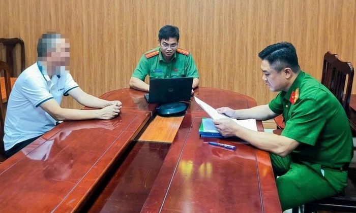 Cơ quan Công an làm việc ông N.H.Đ. (Ảnh: Công an TP Hà Nội)
