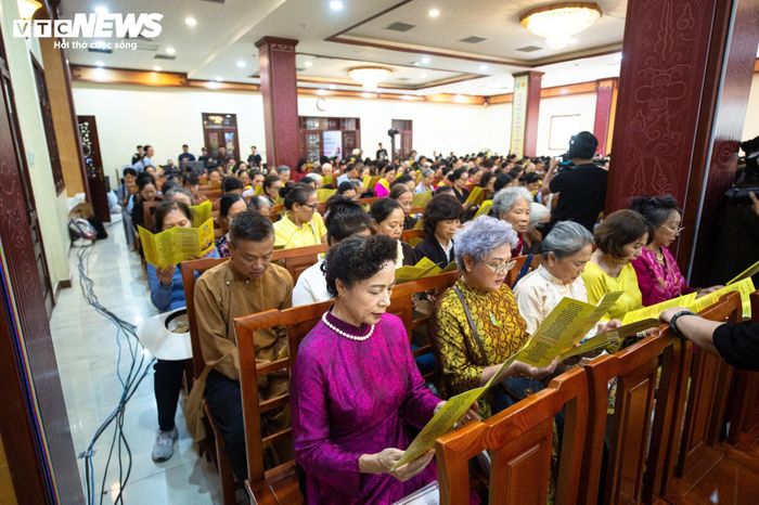 Phật tử tụng kinh và tham dự các nghi lễ truyền thống mừng ngày Đức Phật đản sinh.