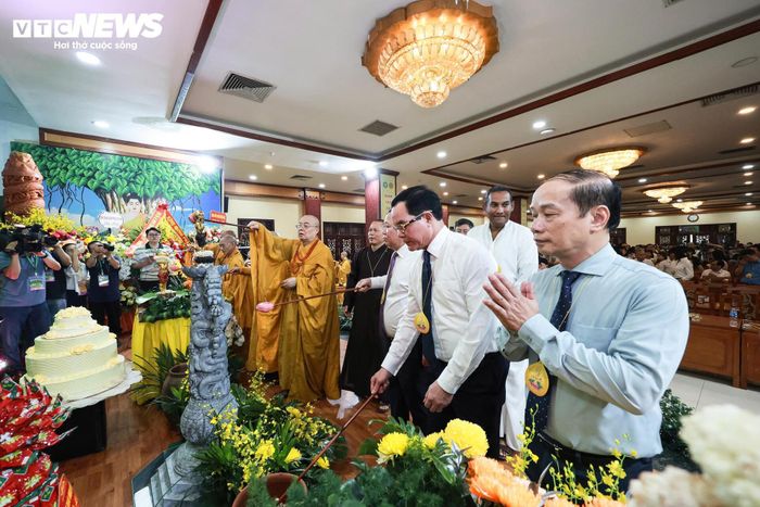 Điểm nhấn của buổi lễ là nghi thức Tắm Phật - nghi lễ thiêng liêng, giàu ý nghĩa biểu tượng trong ngày Phật đản.