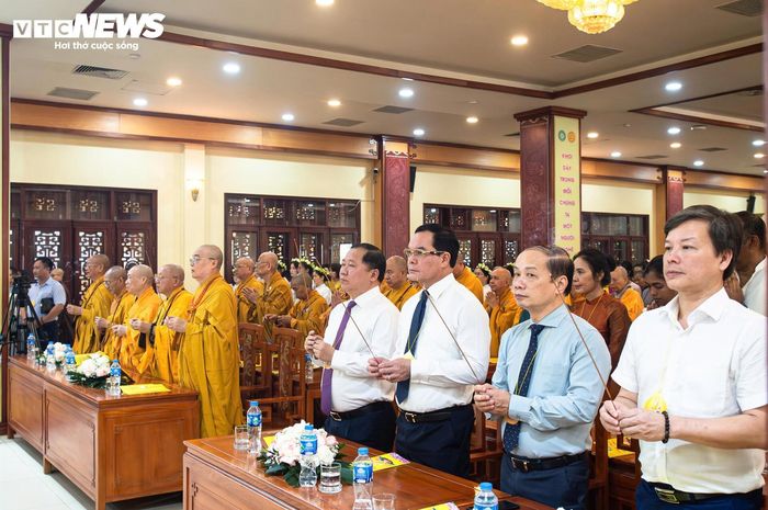 Buổi lễ diễn ra trong không khí trang nghiêm với sự tham dự của đông đảo tăng ni, Phật tử cùng đại diện các cơ quan Trung ương và TP Hà Nội.