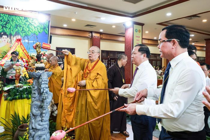 Ban thường trực Hội đồng Trị sự Trung ương Giáo hội Phật giáo Việt Nam và các đại biểu thực hiện nghi thức tắm Phật.