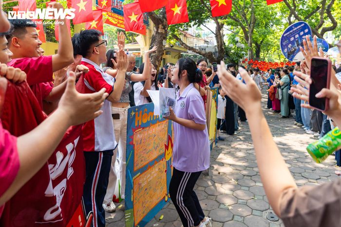 Theo báo cáo nhanh của Sở Giáo dục và Đào tạo Hà Nội, toàn thành phố có 224 điểm thi với 5.300 phòng thi không chuyên và 385 phòng thi dự phòng. 123.673/124.082 thí sinh dự thi môn Toán - môn thi cuối cùng củakỳ tuyển sinh vào lớp 10 THPT công lập năm học 2026-2027, đạt tỷ lệ 99,67%; 409 thí sinh vắng mặt.