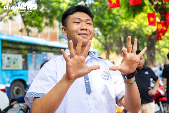 “Em làm hết câu B phần hình học thì còn khoảng 55 phút. Phần nâng cao em làm trong khoảng 10 phút, nhưng câu C hình học em không làm được. Dù vậy, em khá hài lòng với bài làm của mình và tự tin đạt khoảng 9,5 điểm”, em Lê Đức Hoàng (THCS Phan Chu Trinh) chia sẻ.