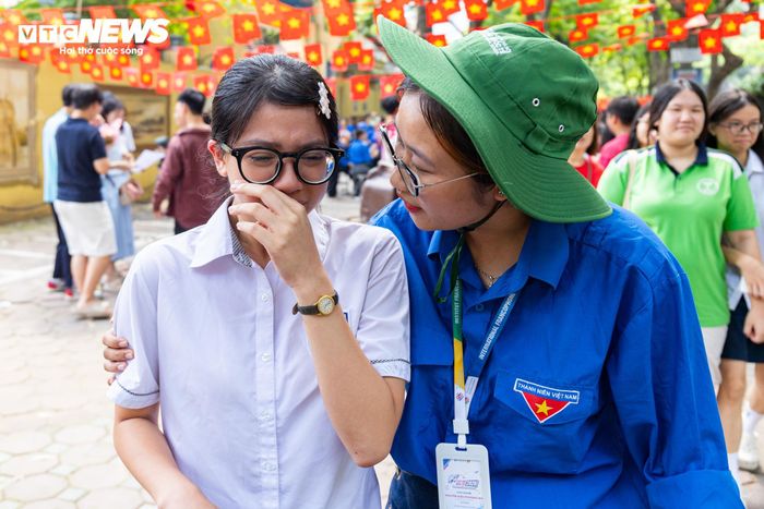 Nhiều thí sinh khác cũng lặng lẽ bước ra khỏi điểm thi với đôi mắt đỏ hoe. Những giọt nước mắt tiếc nuối khi bài thi không đạt được kết quả như mong đợi, khép lại kỳ thi với những cảm xúc khó gọi thành tên. 