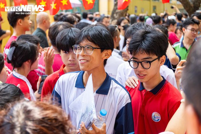 Khi cánh cổng trường mở ra, các thí sinh lần lượt bước ra khỏi điểm thi trong vòng tay chờ đợi của phụ huynh. Những cái ôm, lời hỏi han cùng tiếng reo hò chúc mừng vang lên khắp khu vực trước cổng trường, xua tan phần nào áp lực sau những ngày thi căng thẳng. 
