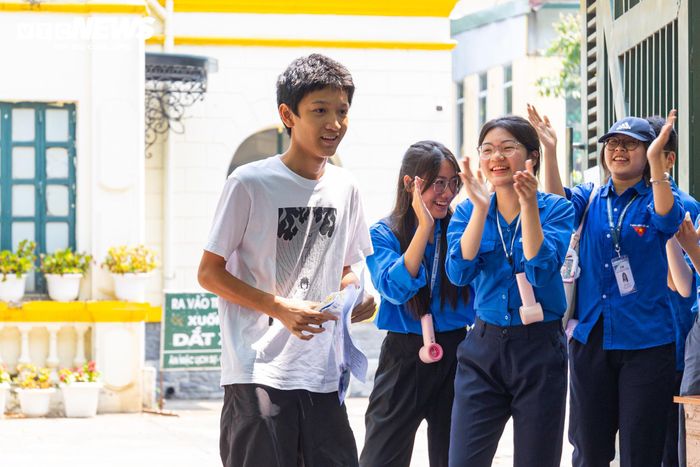 Bước ra khỏi phòng thi đầu tiên với tâm trạng khá thoải mái, em Tống Vũ Dũng, học sinh Trường THCS Xuân La, cho biết đề thi Toán năm nay vừa sức. Dù mất khá nhiều thời gian cho câu hình học, nam sinh vẫn hoàn thành tốt các phần còn lại và tự tin đạt khoảng 9 điểm. “Em bị mất nhiều thời gian ở bài hình, nhưng phần đại số khá phù hợp với những gì được ôn tập. Với kết quả làm bài hôm nay, em tin mình có thể đỗ nguyện vọng 1”, Vũ Dũng chia sẻ. 