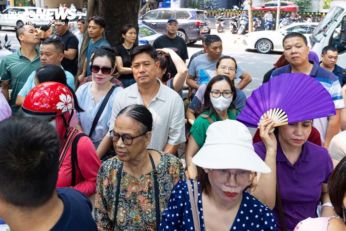 Tại điểm thi Trường THPT Phan Đình Phùng (phường Ba Đình), phụ huynh kiên nhẫn đứng đợi dưới cái nắng oi bức, hồi hộp ngóng con sau môn thi cuối cùng của kỳ thi vào lớp 10. 