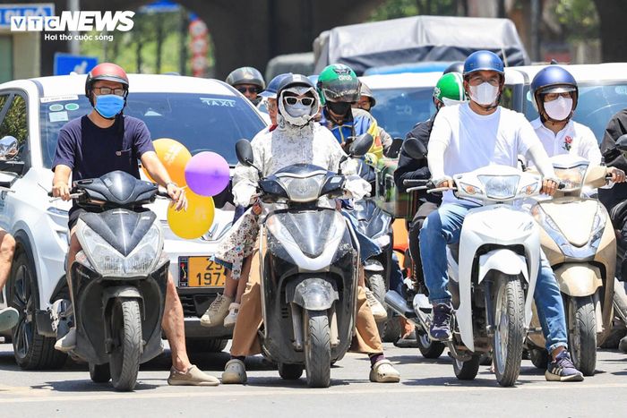 Ngày hạ chí thường nắng nóng cực điểm, gây mệt mỏi cho người già và trẻ nhỏ. (Ảnh: Viên Minh - Minh Đức)