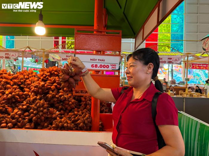 Bà Trần Thị Lân, du khách đến từTuyên Quang, cho biết đã cùng cháu có mặt tại Suối Tiên từ 9h để tham quan Lễ hội Trái cây Nam Bộ lần thứ 22. Bà ấn tượng với không khí vui tươi, cảnh quan đẹp mắt cùng sự đa dạng của các loại trái cây đặc sản. “Có nhiều loại trái cây lạ tôi chưa từng thấy trước đây, rất hấp dẫn và giá cả cũng hợp lý”, bà Lân chia sẻ.