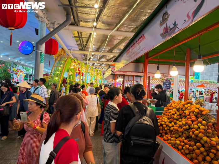 Không gian lễ hội được đầu tư công phu, tái hiện sắc màu miền Tây Nam Bộ với nhiều điểm check-in mang đậm dấu ấn văn hóa vùng sông nước.