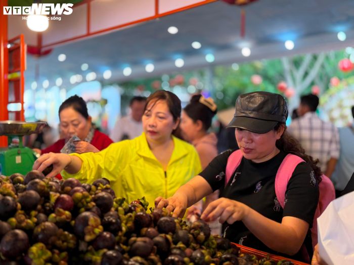 Du khách thích thú tham quan khu vực trưng bày các loại trái cây đặc sản Nam Bộ. Không chỉ được thưởng thức trái cây tươi ngon, người dân còn có cơ hội tìm hiểu về quy trình canh tác, sản xuất nông sản sạch và các mô hình nông nghiệp công nghệ cao đang được áp dụng tại Suối Tiên Farm.