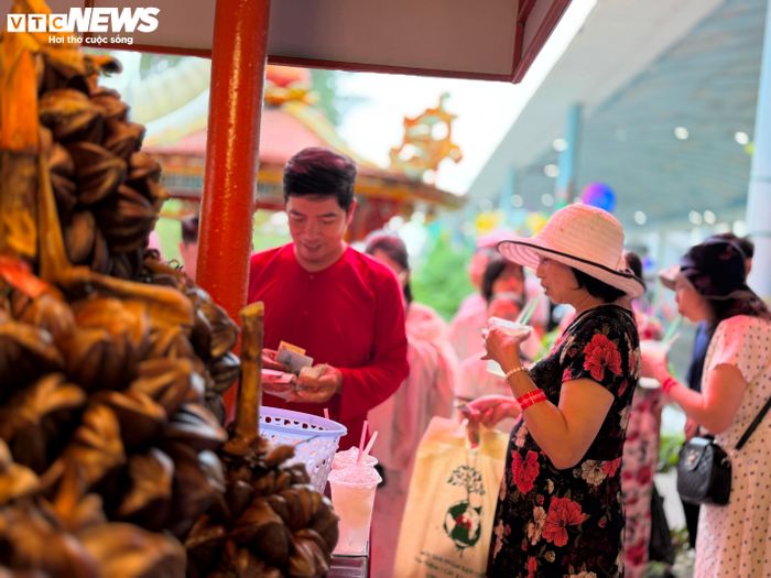 Năm nay, lễ hội mang chủ đề “Thanh âm dòng phù sa - Dòng chảy nguồn cội - Tiếp nối văn hóa”, tái hiện đậm nét không gian văn hóa miền Tây Nam Bộ giữa lòng thành phố.